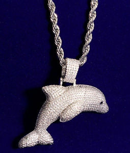 Colgante de Delfín Plateado con Incrustaciones de Diamantes de Imitación, Amuleto Unisex con Temática Animal, Regalo Estilo Hiphop - Product Image 1