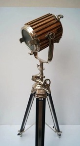 Lámpara de Proyección con Trípode Estilo Bollywood – Lámpara de Estudio y Decoración del Hogar Vintage con Pantalla de Madera y Latón - Product Image 4