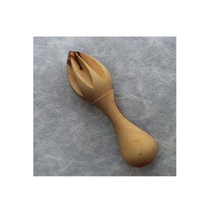 Presse-agrumes manuel en bois naturel avec poignée antidérapante – Accessoire de cuisine écologique pour la vente en gros - Product Image 2