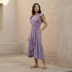 Vestido midi cruzado con volantes de lino y algodón color lavanda para mujer, con tela ligera y ajuste cómodo para uso diario. - Product Image 1
