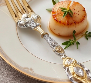 Ensemble de couverts élégants plaqués or et argent avec poignées ornées, idéal pour les tables de mariage. - Product Image 4