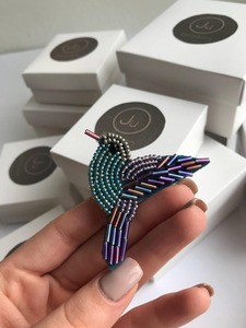 Broche tendance en alliage plaqué argent avec perles, épinglette brodée signe de la paix, badge à perles de rocaille et sequins, logo personnalisé, vente en gros - Product Image 4