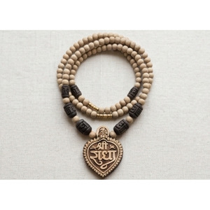 Collar Radha Tulsi Mala, Hecho a Mano con Cuentas de Madera Natural Beige, Joyería Espiritual Hindú para Oración, Meditación y Yoga, Regalo Sigma - Product Image 1