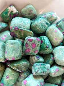 Piedra Preciosa Natural de Rubí Fuchsite de Alta Calidad, Pulida y Lisa, con Grabado de Amor, Ecológica - Product Image 3