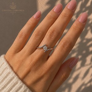 Anillo de Compromiso de Moissanita de 1 Quilate, Corte Solitario de 6.5mm, Plata de Ley 925 con Baño de Rodio, Anillo Minimalista de Promesa para Boda o Fiesta - Product Image 5