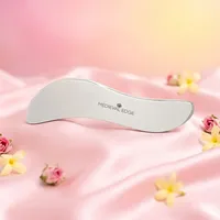 Masseur facial en acier inoxydable en forme de S de qualité supérieure Medieval Edge ME-SGS-01, Gua Sha pour lisser la peau du visage, soulager la douleur et stimuler le drainage lymphatique