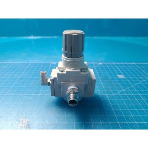 Régulateur de pression pneumatique SMC série AR20K AR20K-02-B avec protection contre le reflux, utilisé comme équipement semi-conducteur d'occasion - Product Image 3