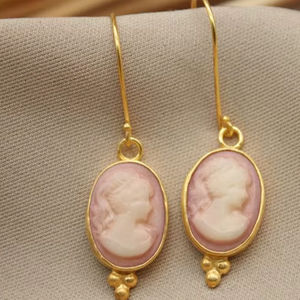 Pendientes de Plata de Ley Rodiada Hechos a Mano con Camafeo de Melocotón Natural, Diseño de Inspiración Victoriana, Elegante Regalo para el Día de la Madre - Product Image 1