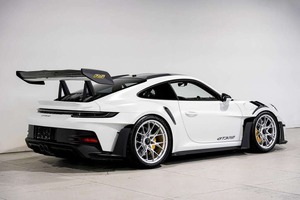 Elegante y impecable, el Po/he 9 1 1 G-T3 RS Coupe RWD 2025 cuenta con un motor de 6 cilindros en línea, atmosférico, de 4.0L y 518 hp. - Product Image 2
