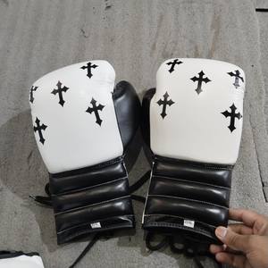 Gants de boxe personnalisés blancs et chromés en forme de cœur, faits à la main en cuir de vachette véritable, pour le sparring et l'entraînement - Product Image 4