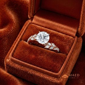 แหวนหมั้นทองคำขาว 14K ประดับมอสซาไนต์ทรงเหลี่ยมมรกต ดีไซน์ใบไม้ แหวนแต่งงานสุดหรู ของขวัญเครื่องประดับเจ้าสาวสำหรับผู้หญิงในงานปาร์ตี้ - Product Image 3