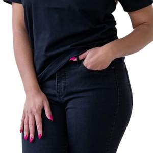 T-shirt à manches longues All Black Glitter 1908 pour femme, avec lettres grecques, en coton premium, décontracté et élégant - Product Image 6