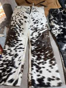 Pantalones de cuero de vaca con pelo para hombre, hechos a mano, de invierno, de cintura media, con frente plano, diseño recto, estampado de vaca, cierre de botones - Product Image 5