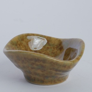 Plato Cuadrado de Cerámica con Esmalte Reactivo Color Ocre Ámbar, Borde Irregular, Diseño Moderno, Apto para Lavavajillas, para Restaurantes y Hoteles - Product Image 3
