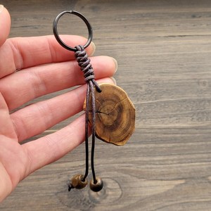 Porte-clés en bois rustique bio, inspiré de la nature, fait main, accessoire en bois naturel, design de logo personnalisable pour anniversaire/mariage - Product Image 2