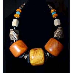 Collier moderne et traditionnel en résine et bois d'Inde par RR ENTERPRISES pour des tenues élégantes avec des bijoux - Product Image 4