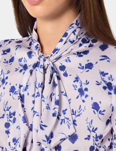 Blusa Ecológica de Mujer con Estampado Floral Azul y Blanco, Tejido de Sarga, Manga Larga, Cuello Camisero y Lazo en el Cuello - Product Image 1