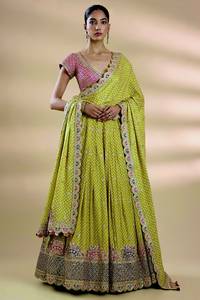 Ensemble Lehenga Long Rose et Vert en Soie Gaji Indienne et Pakistanaise, Matériaux Recyclés, avec Blouse et Dupatta Brodés de Sequins et de Dori, Style Traditionnel - Product Image 4
