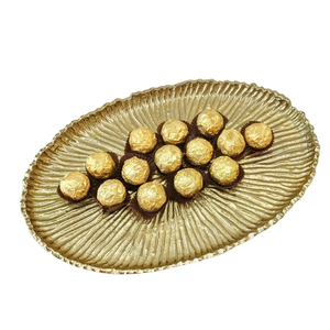 Assiette décorative ovale en métal doré avec motif végétal gravé, style glamour fait main - Product Image 3