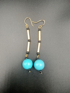 Boucles d'oreilles pendantes en laiton plaqué or avec perles turquoise et perles d'imitation, style vintage classique pour femme, idéales pour les fêtes - Product Image 2