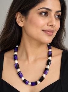 Collier de perles et pierres précieuses violettes avec perles rectangulaires polies et design élégant - Product Image 1