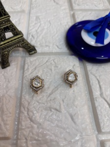 ต่างหูแบบติดหูรูปดอกไม้ชุบทองคำจาก Amaira Jewels ประดับเพชรแบบ Bezel Setting สำหรับผู้หญิง เครื่องประดับหรูหราสำหรับใส่ทุกวัน จากราชสถาน - Product Image 5