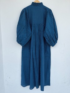 เดรสยาวผ้าฝ้ายลายจุดสีน้ำเงินสำหรับผู้หญิง คอสูง แขนพองยาว ขายส่ง - Product Image 2
