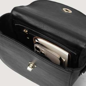 Sac à bandoulière en cuir pour femmes, sac à main élégant avec sangle réglable pour un usage quotidien en voyage - Product Image 6