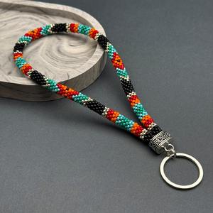 Cadena de muñeca geométrica con cuentas hecha a mano con conector plateado y llavero – Accesorio artesanal colorido para llaves y uso diario - Product Image 5