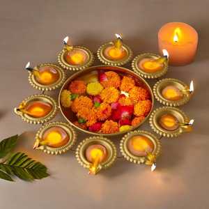 Candélabre circulaire en métal avec supports pour diya, pour les activités religieuses et les décorations festives - Product Image 1