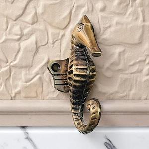 Porte-manteau mural décoratif en métal antique à double crochet, robuste, pour la maison - Product Image 4