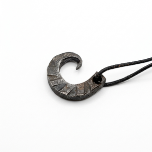 Colgantes de hierro forjados a mano con un estilo rústico artesanal, ideales para la creación de joyas, collares, dijes, manualidades, regalos y accesorios. - Product Image 1