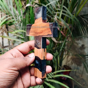 ไม้กางเขนสไตล์วินเทจพร้อมงานศิลปะเรซิ่นสำหรับแขวนผนัง ของตกแต่งคริสเตียน และไอเดียของขวัญทางจิตวิญญาณ - Product Image 3