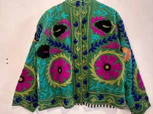 Chaqueta Bomber de Terciopelo Rosa con Bordado Suzani, Estilo Hippie Vintage, Abrigo Cálido de Invierno, Chaqueta Floral, Regalo para Ella - Product Image 3