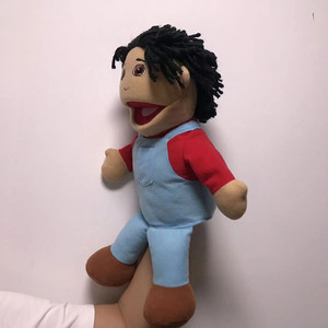 Marioneta de peluche personalizada con pelo rizado negro, camisa roja, peto azul, material súper suave para mayores de 3 años. - Product Image 1