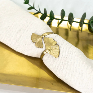 Rond de serviette élégant fini or avec motif feuille, idéal pour la mise en scène de tables festives, les fêtes et les occasions spéciales, provenant d'Inde. - Product Image 1