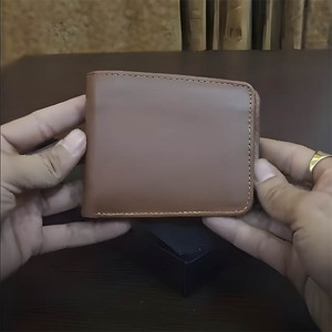 Portefeuille homme en cuir véritable de qualité supérieure, fin et élégant, avec poche à monnaie, fenêtre pour carte d'identité et plusieurs emplacements pour cartes, durable et au look authentique. - Product Image 1