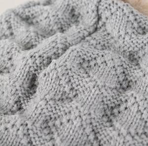 Gorro de Invierno de Acrílico Gris Tejido a Mano con Diseño Jacquard, Transpirable, Impermeable y con Orejeras Ajustables para Niños, Estilo Casual para Exteriores - Product Image 2