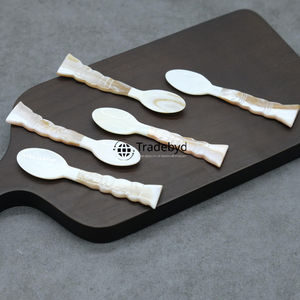 Cuillère élégante en nacre incrustée, cuillère de table de luxe par Tradebyd - Product Image 4