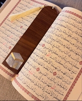 Marque-page en bois de luxe personnalisé avec incrustation de nacre, gravé au laser, avec pompon et mosaïque de coquillages élégante