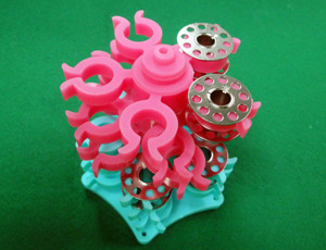 Torre de Almacenamiento de Bobinas AA0232 Bobbin Saver Stack |   Anillos Rosados de Plástico para Guardar Bobinas con Inserciones Metálicas para Máquinas de Coser - Product Image 1