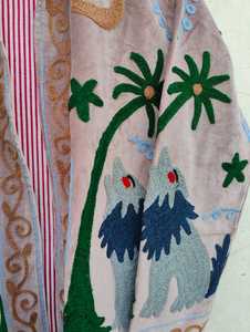 Chef-d'œuvre de la tradition et de l'élégance : Veste en velours brodée, manteau d'art populaire à motif de loup, pièce d'exception d'inspiration vintage époustouflante - Product Image 4