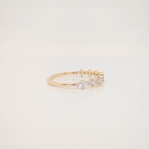 แหวนแต่งงานแบบครึ่งวงประดับมอสซาไนต์ทรงกลม 0.40 กะรัต, วงแหวนทองคำแท้ 14k สีเหลือง, ฝังเพชรแบบ Pave, ของขวัญวันครบรอบสำหรับผู้หญิง - Product Image 2