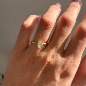 Anillo de compromiso solitario de oro amarillo de 14K con diamante de laboratorio de corte ovalado de 1 quilate verde claro elegante y engaste de puntas para mujer, venta al por mayor - Product Image 6