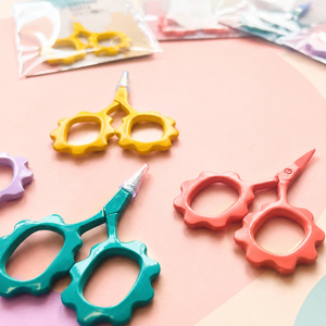 Tijeras de Bordado con Mango de Flores Coloridas OEM con Empaque de Tarjeta Personalizado para Manualidades de Costura - Product Image 1