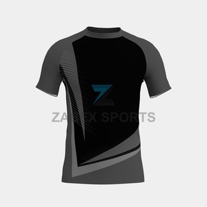 Rashguard respirant et extensible pour homme - Manches longues ou courtes - T-shirt d'entraînement MMA avec logo frontal - 200 GSM - Spandex/Polyester ajusté - Product Image 1