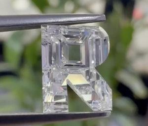 Diamante Blanco Sintético Cultivado en Laboratorio, Modelo ALPR de la Marca RAAMAA, Inicial del Alfabeto R, Hecho a Medida, Corte Elegante, Certificado IGI, VVS VS - Product Image 1