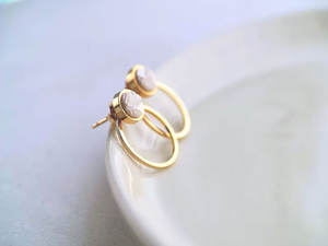 Pendientes de Aro Huggie con Dijes de Concha de Latón - Aros Colgantes de Concha de Arcilla Texturizada - Joyería Vintage Unisex para Regalo - Product Image 3