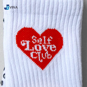 ถุงเท้าพิลาทิสกันลื่นลายหัวใจสีแดงพิมพ์ลาย Self Love Club สำหรับผู้ใหญ่ ใส่สบายๆ ในฤดูใบไม้ผลิ ผลิตจากโรงงาน VN - Product Image 3