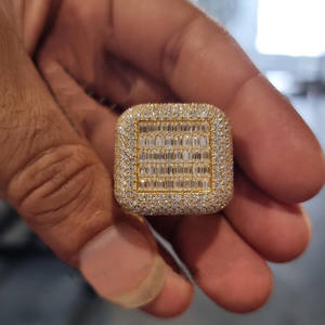 Anillo de compromiso de plata 925 con moissanita VVS de corte baguette y redondo, estilo Champion, Iced Out, hecho a medida, Hip Hop Bustdown - Product Image 2